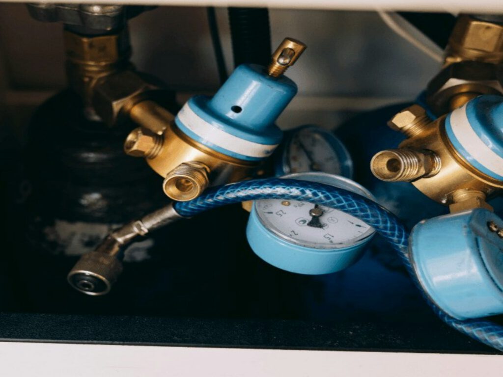 Industrielle Elektroanlage mit Kabeln und Schaltelementen